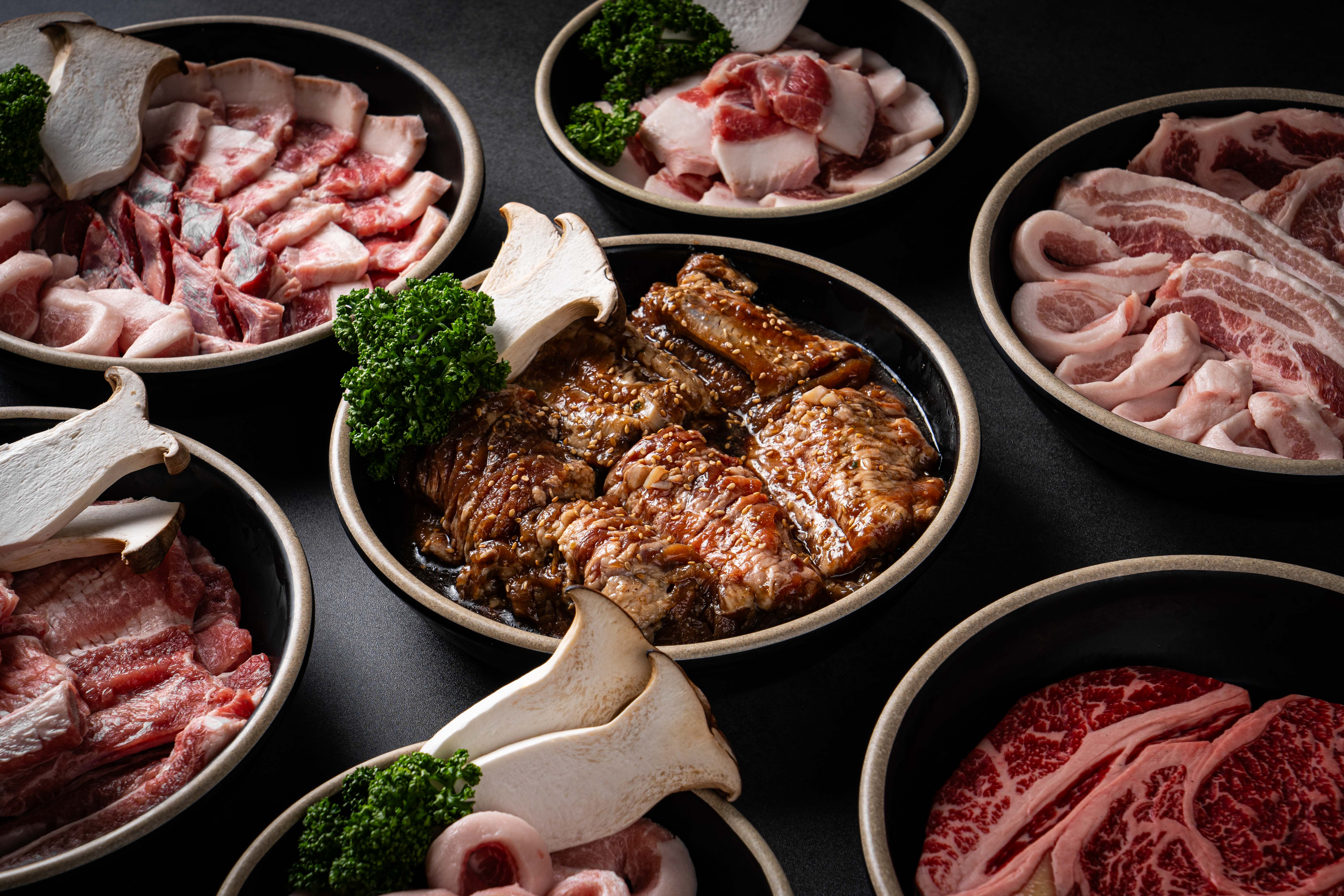 숯불 위에서 구워지는 국내산 암퇘지 포갈비